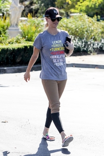 Kaley Cuoco feet photo thumbnail