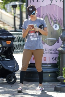 Kaley Cuoco feet photo thumbnail