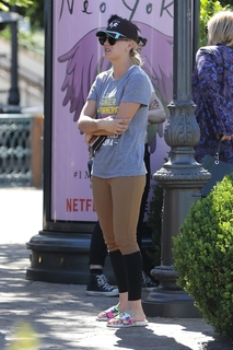 Kaley Cuoco feet photo thumbnail