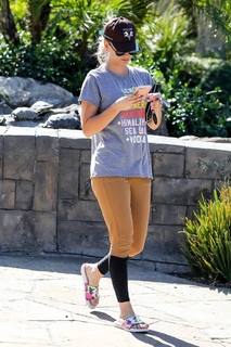 Kaley Cuoco feet photo thumbnail