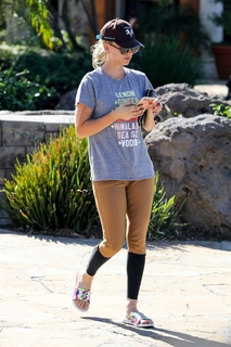 Kaley Cuoco feet photo thumbnail