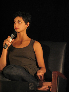 Morena Baccarin feet photo thumbnail
