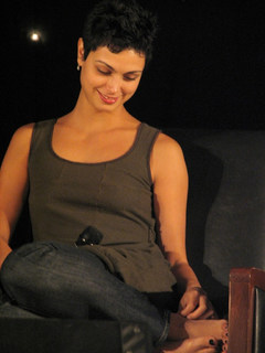 Morena Baccarin feet photo thumbnail