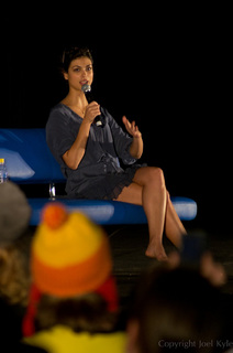 Morena Baccarin feet photo thumbnail