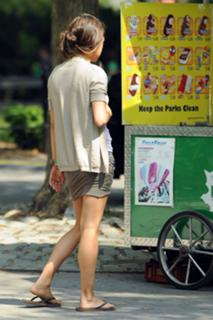 Mila Kunis feet photo thumbnail