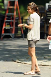 Mila Kunis feet photo thumbnail