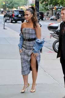 Demi Lovato feet photo thumbnail