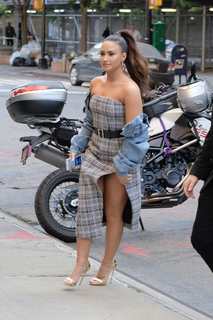 Demi Lovato feet photo thumbnail