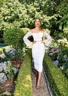 Olivia Culpo feet photo thumbnail