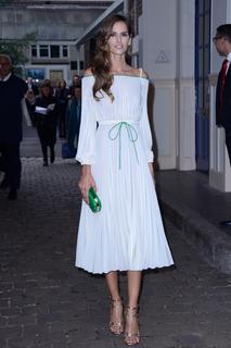 Izabel Goulart feet photo thumbnail
