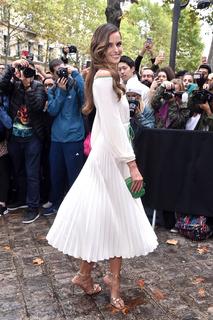 Izabel Goulart feet photo thumbnail