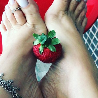 Karin Klemp feet photo thumbnail
