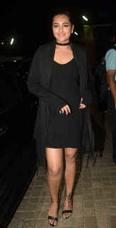 Sonakshi Sinha feet photo thumbnail