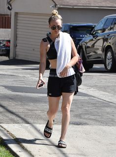 Kaley Cuoco feet photo thumbnail