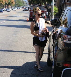 Kaley Cuoco feet photo thumbnail