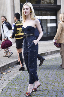 Elle Fanning feet photo thumbnail