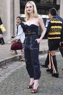Elle Fanning feet photo thumbnail