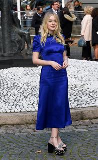 Dakota Fanning feet photo thumbnail