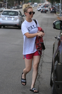 Kaley Cuoco feet photo thumbnail