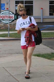 Kaley Cuoco feet photo thumbnail