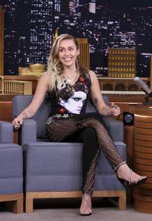 Miley Cyrus feet photo thumbnail