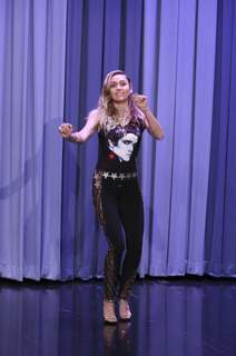 Miley Cyrus feet photo thumbnail