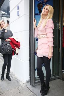 Claudia Schiffer feet photo thumbnail