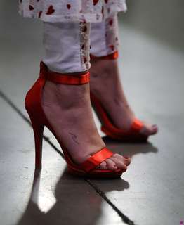 Miley Cyrus feet photo thumbnail