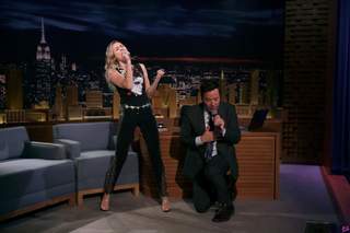 Miley Cyrus feet photo thumbnail