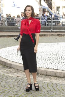 Maggie Gyllenhaal feet photo thumbnail