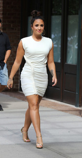 Demi Lovato feet photo thumbnail