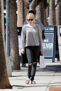 Emma Roberts feet photo thumbnail