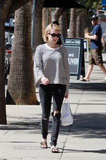Emma Roberts feet photo thumbnail