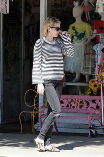 Emma Roberts feet photo thumbnail