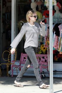 Emma Roberts feet photo thumbnail