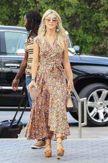 Julianne Hough feet photo thumbnail