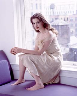 Anne Hathaway feet photo thumbnail