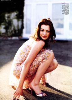 Anne Hathaway feet photo thumbnail