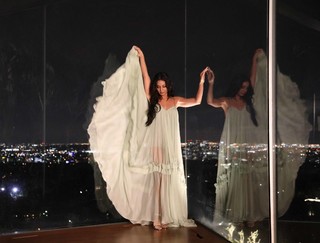 Vanessa Hudgens feet photo thumbnail