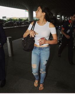 Sara Ali Khan feet photo 4