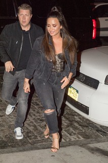 Demi Lovato feet photo thumbnail