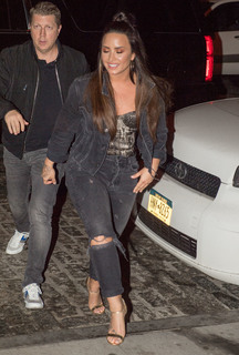 Demi Lovato feet photo thumbnail