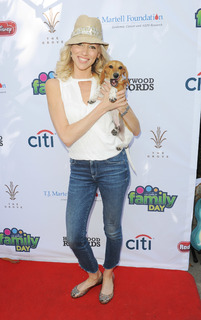 Debbie Gibson feet photo thumbnail