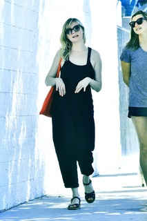 Kirsten Dunst feet photo thumbnail