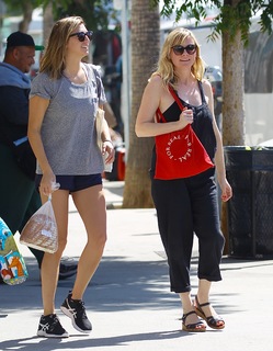 Kirsten Dunst feet photo thumbnail
