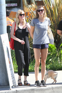 Kirsten Dunst feet photo thumbnail