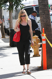 Kirsten Dunst feet photo thumbnail