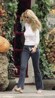 Claudia Schiffer feet photo thumbnail