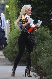 Holly Madison feet photo thumbnail