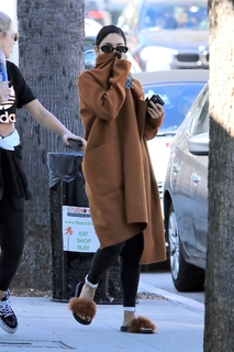 Vanessa Hudgens feet photo thumbnail